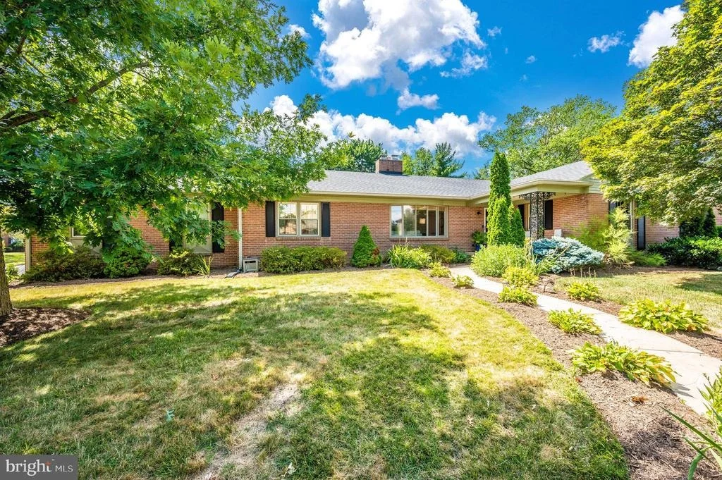 Photo of 201 CRESTVIEW COURT