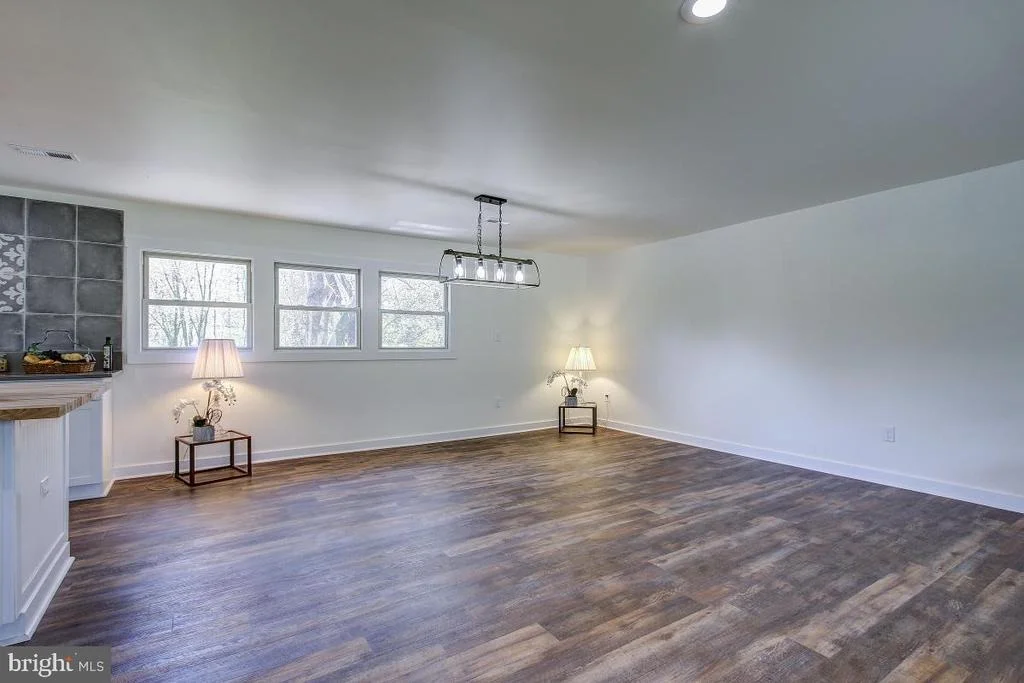 Photo of 8022 BOLIVAR ROAD