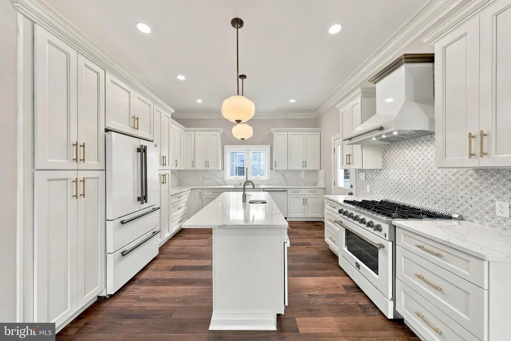 Photo of 230 E SUMMIT AVENUE