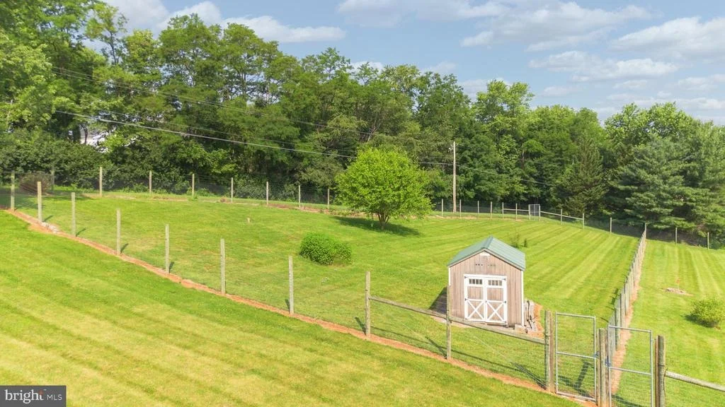 Photo of 8613 HOLLOW ROAD