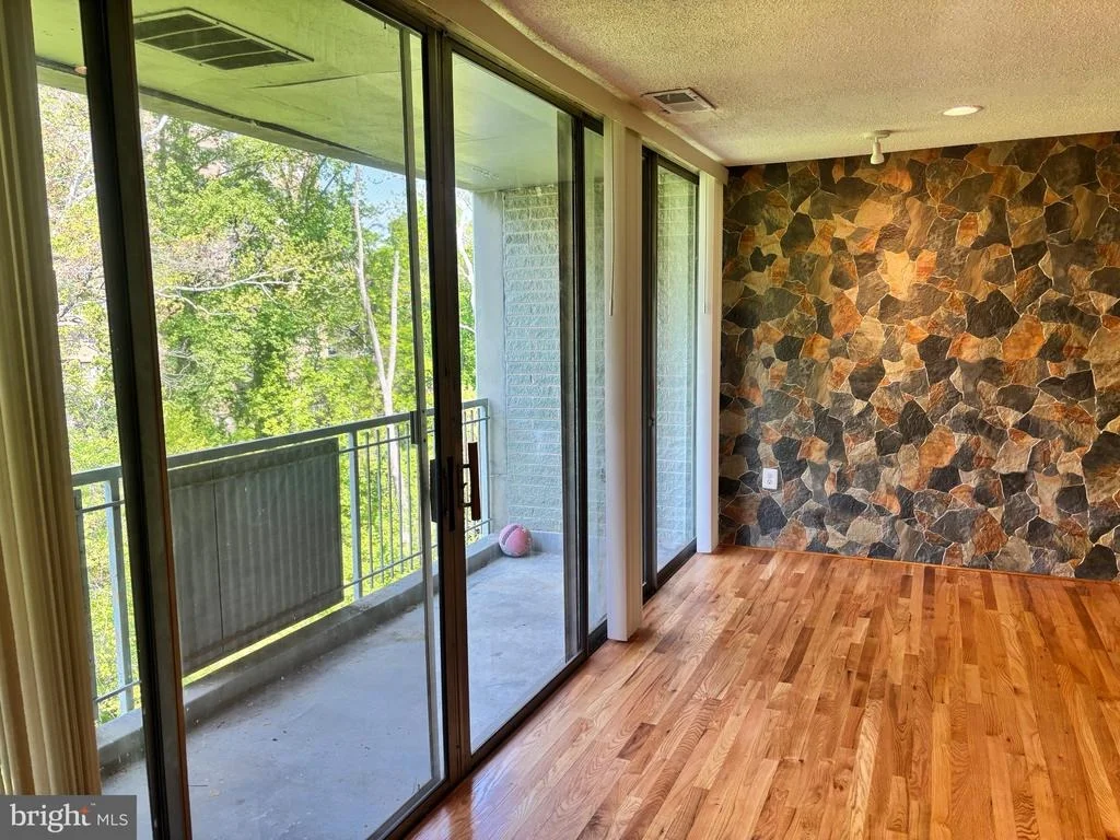 Photo of Unit 403 at 1832 METZEROTT ROAD