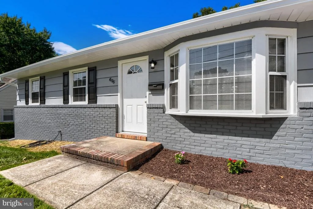Photo of 696 W MAPLE ROAD