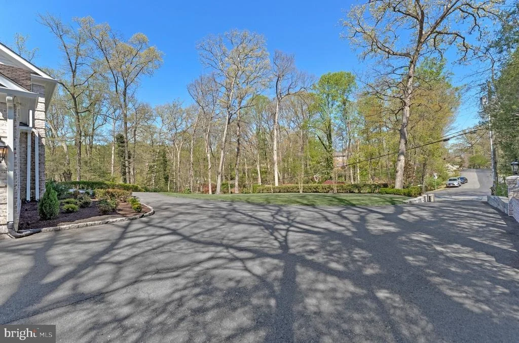 Photo of 8611 BROOK ROAD