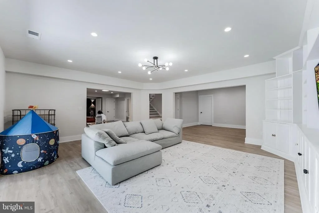 Photo of 952 WALKER ROAD
