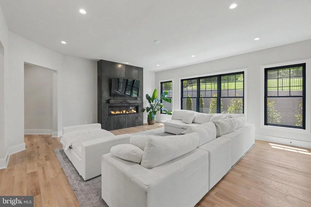 Photo of 952 WALKER ROAD
