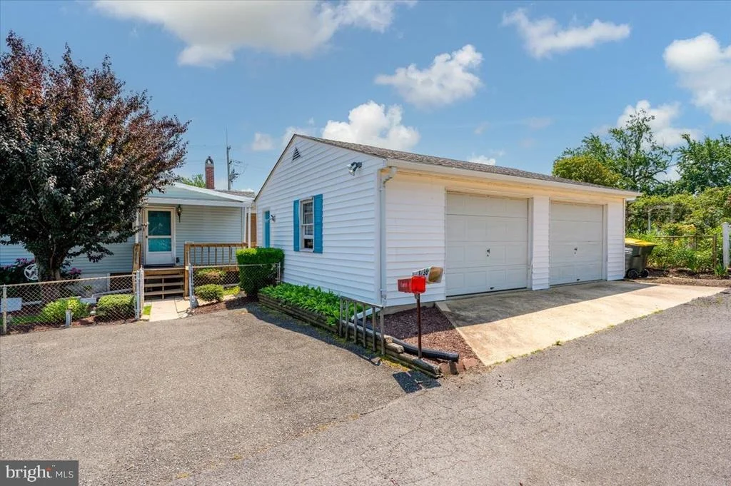 Photo of 8236 BAYSIDE ROAD