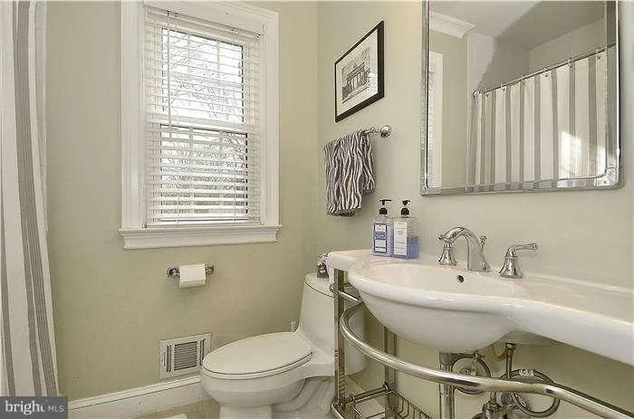 Photo of 1130 CAMERON ROAD