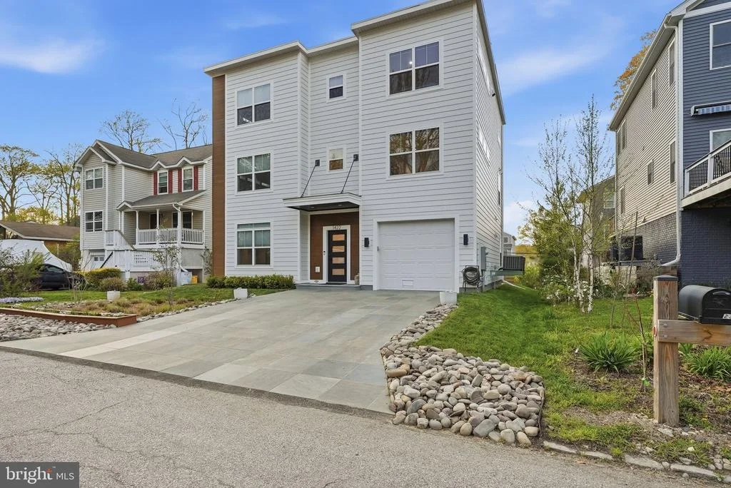 Photo of 1422 HOWARD ROAD