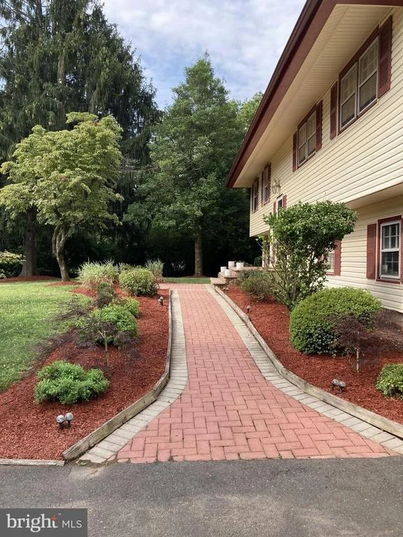 Photo of 6 JEFFREY LANE