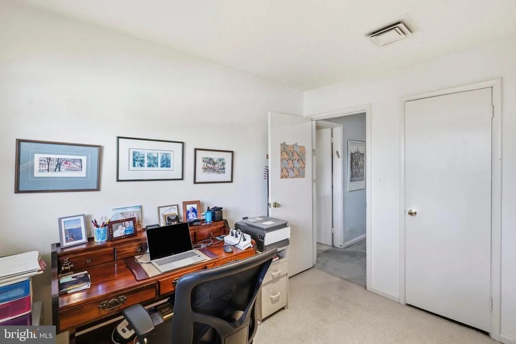 Photo of 2303 FARRINGDON ROAD