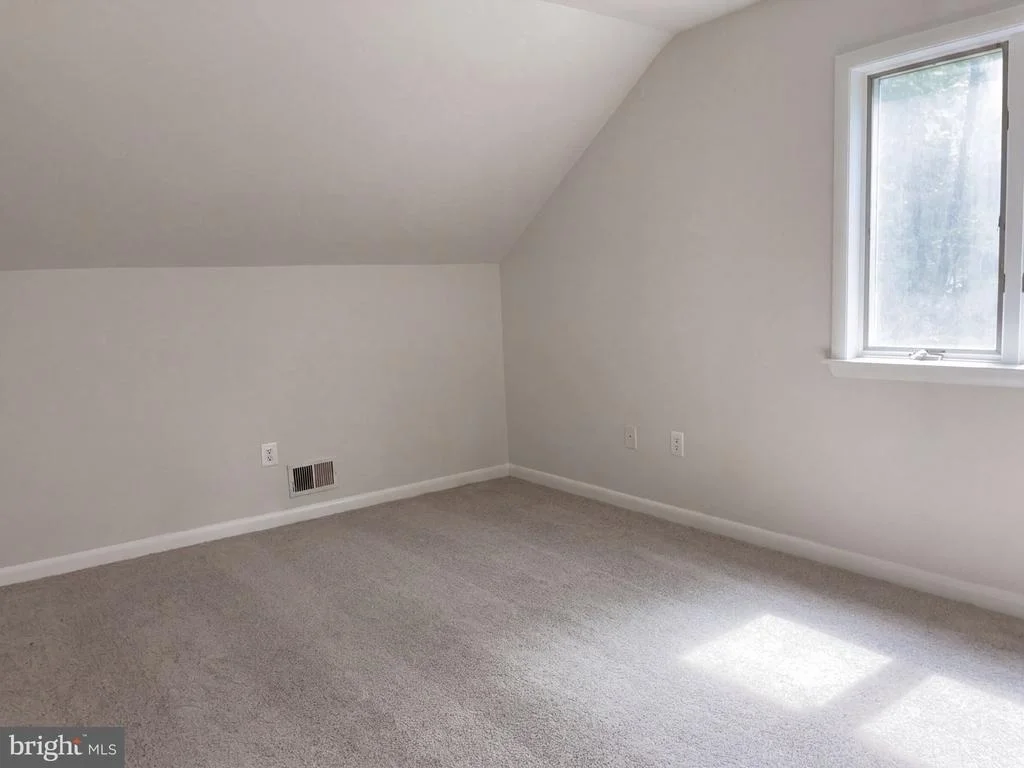 Photo of 542 JONATHAN ROAD