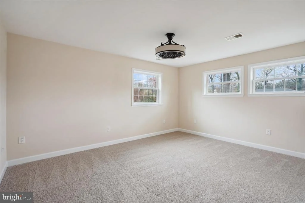 Photo of 5514 INVERCHAPEL ROAD