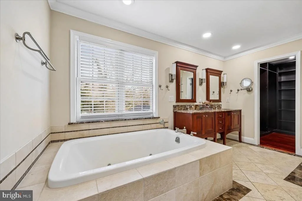 Photo of 6 CRESTVIEW COURT