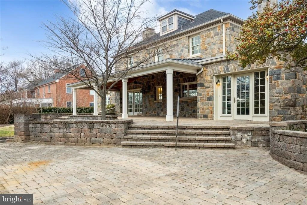 Photo of 900 ROSEMONT AVENUE