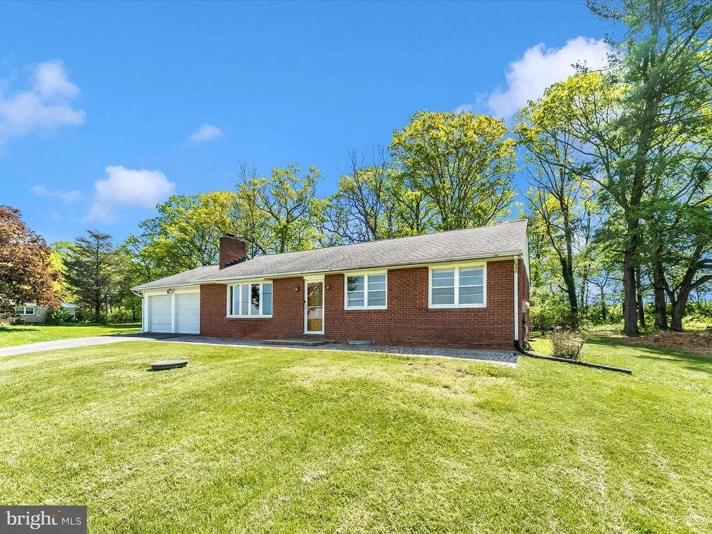 Photo of 2833 RODERICK ROAD