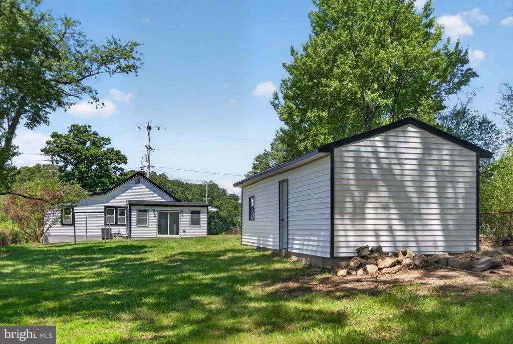 Photo of 9081 DUMHART ROAD