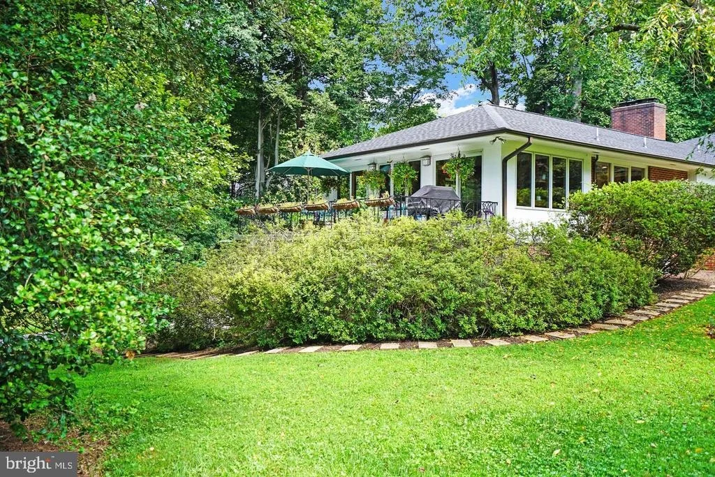 Photo of 9233 FARNSWORTH DRIVE