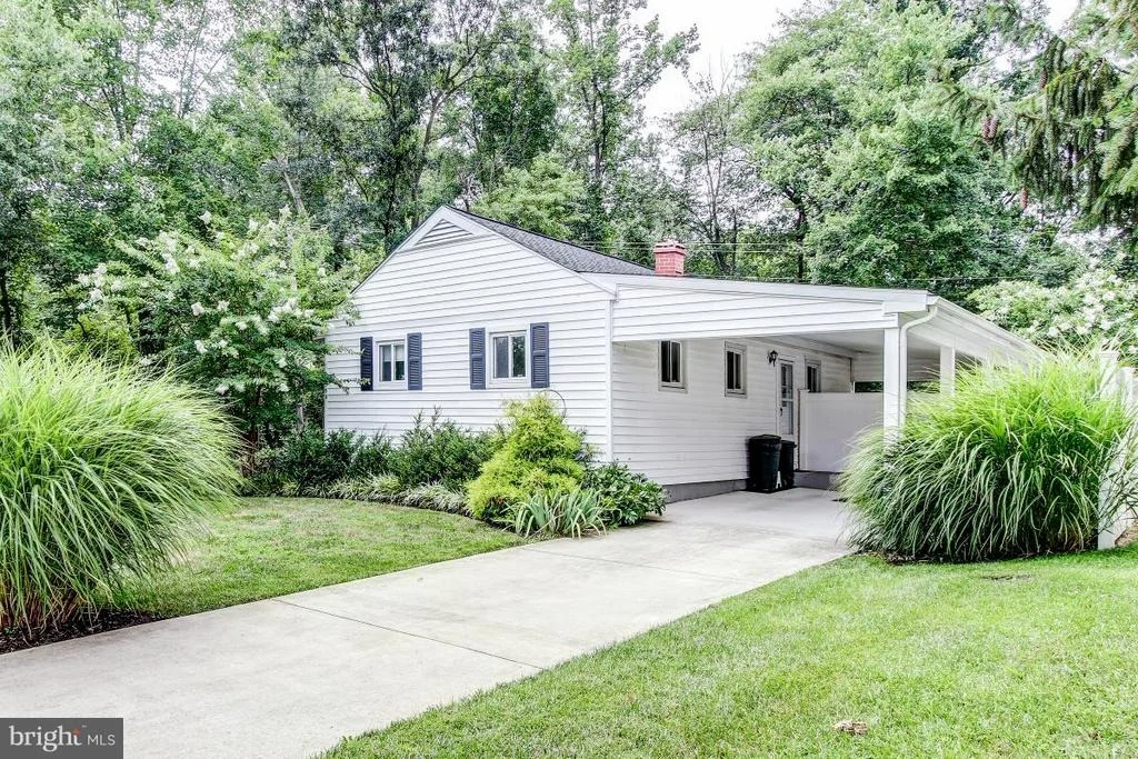 Photo of 830 WHITE WAY