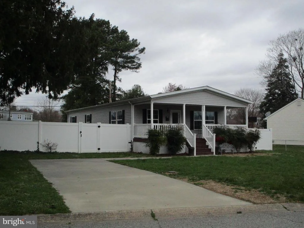 Photo of 823 E LOOCKERMAN STREET