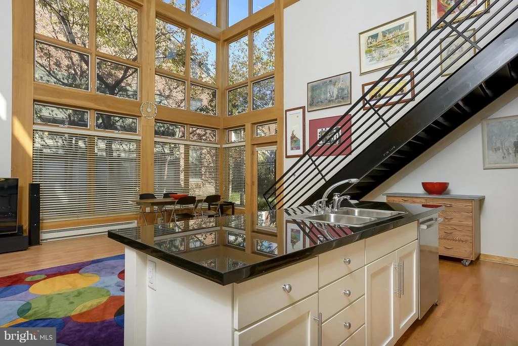 Photo of Unit E at 657 WASHINGTON BOULEVARD
