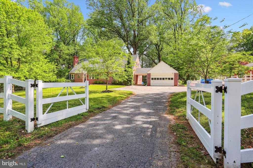 Photo of 813 MIDLAND ROAD