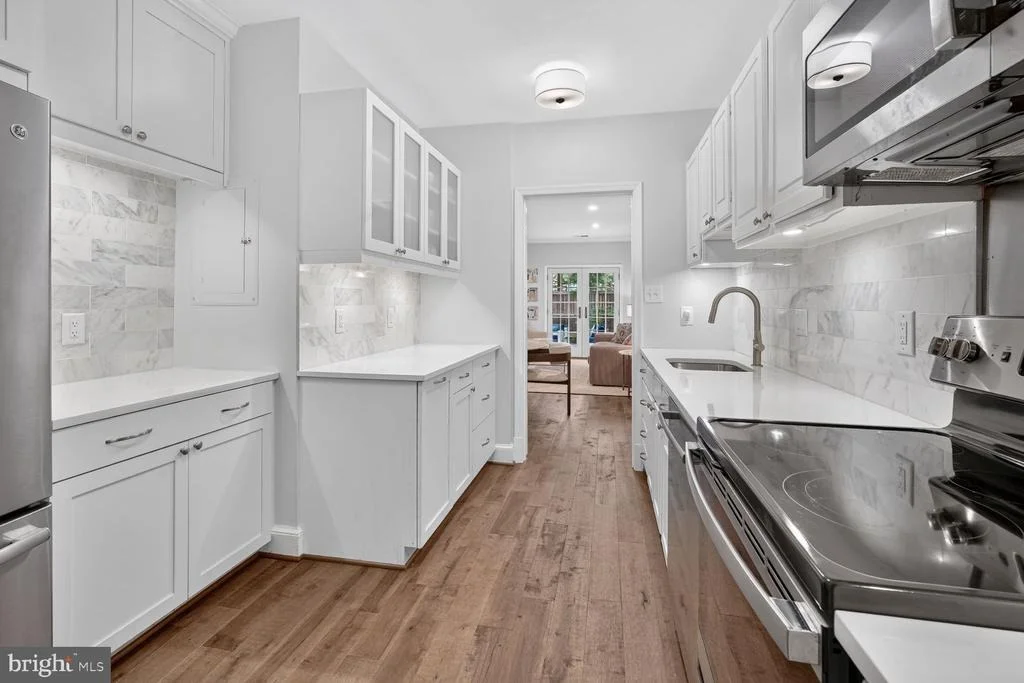 Photo of Unit D at 3271 SUTTON PLACE NW