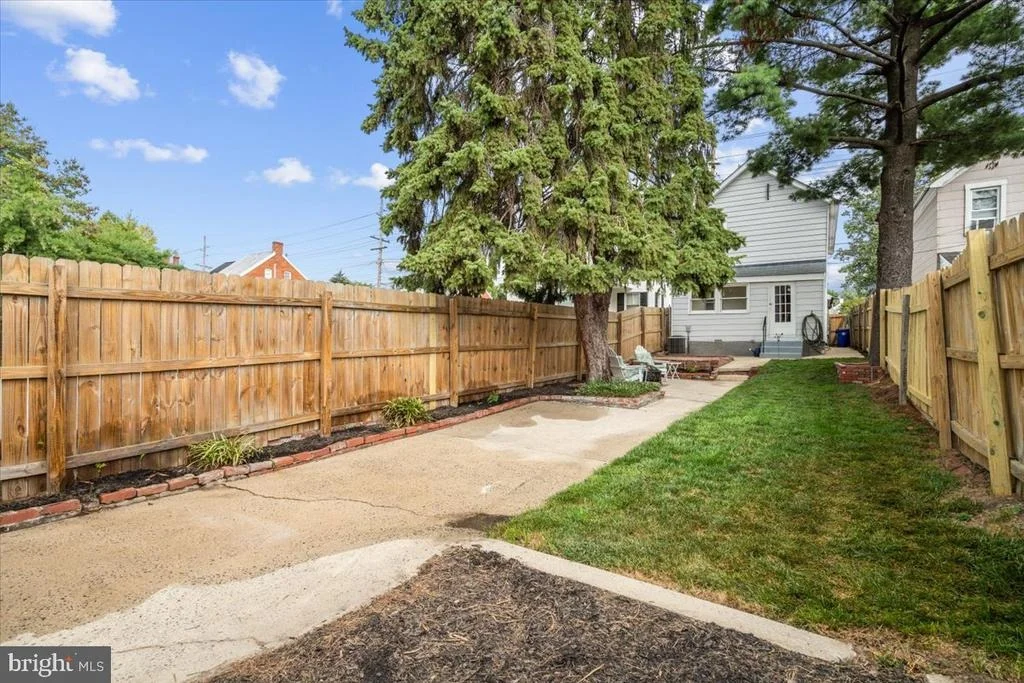 Photo of 218 5TH STREET W