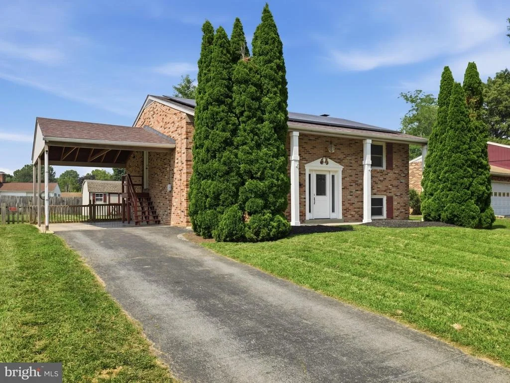 Photo of 17608 FOREST GLEN CIRCLE