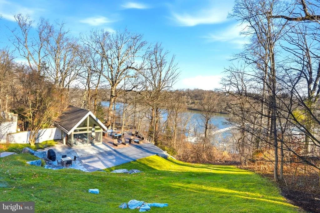 Photo of 1100 CREST LANE
