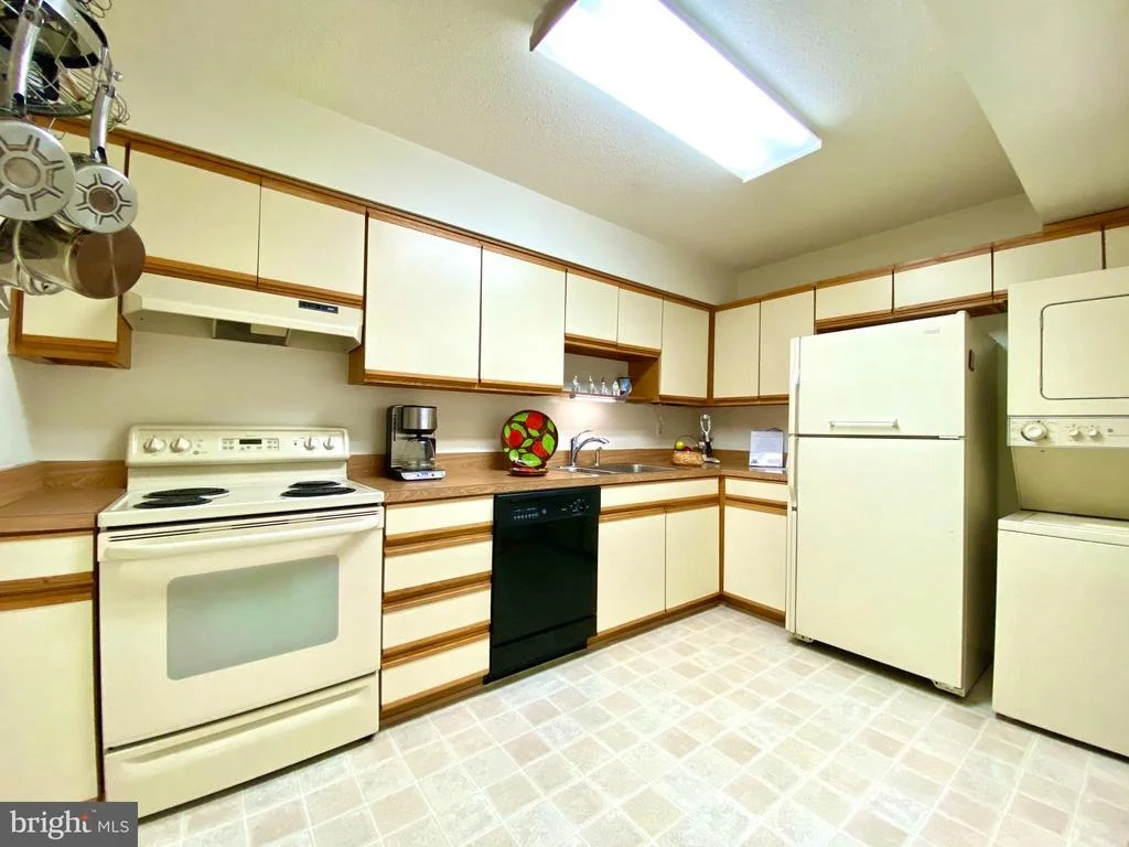 Photo of Unit 722 at 15100 INTERLACHEN DRIVE