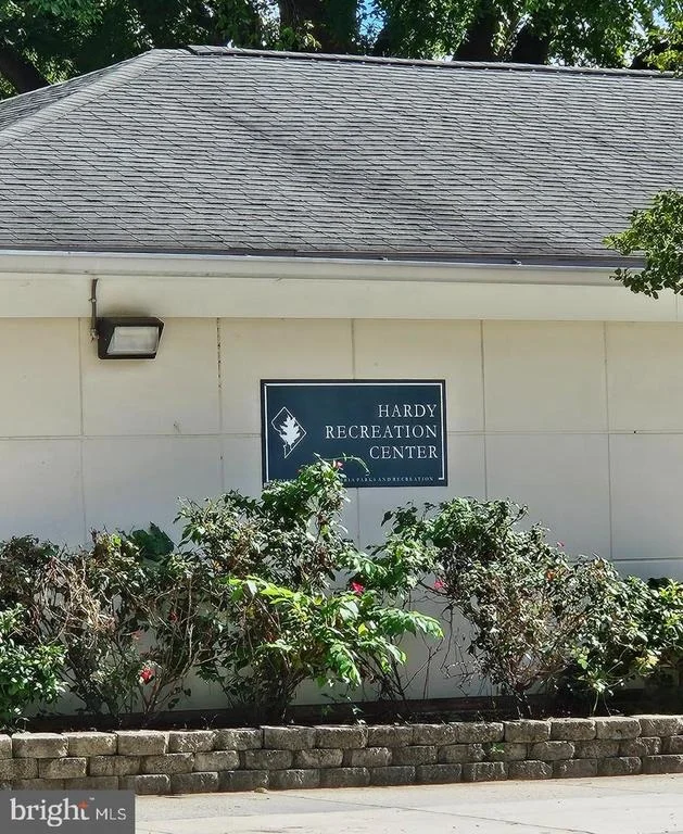 Photo of 4462 MACARTHUR BOULEVARD NW