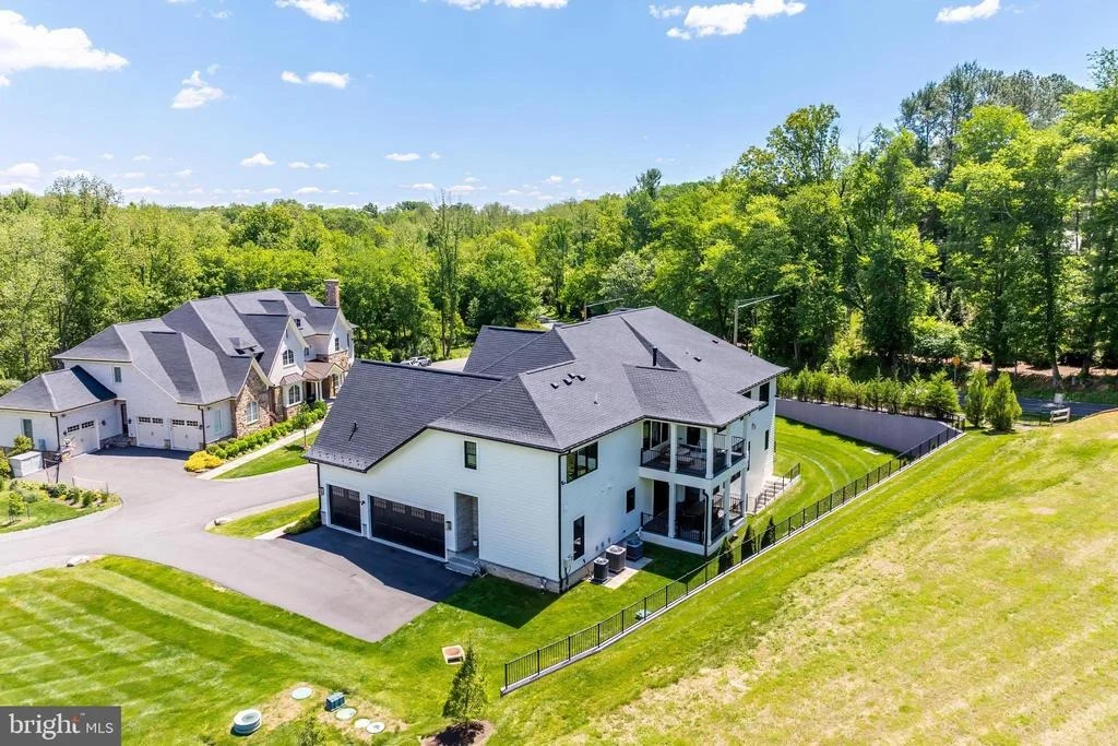Photo of 952 WALKER ROAD
