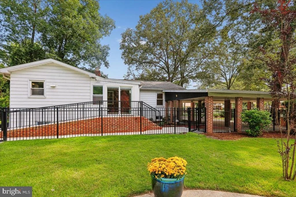 Photo of 833 MEADOW ROAD