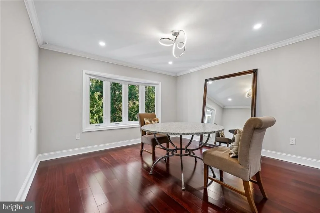 Photo of 6 CRESTVIEW COURT