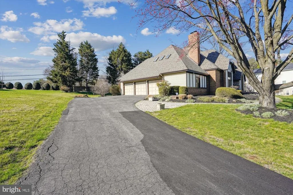 Photo of 18604 WILLOW OAK DRIVE