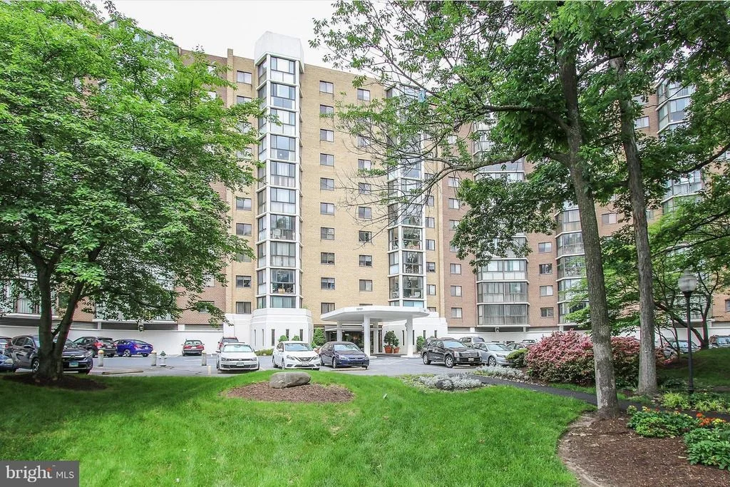 Photo of Unit 1906 at 15101 INTERLACHEN DRIVE