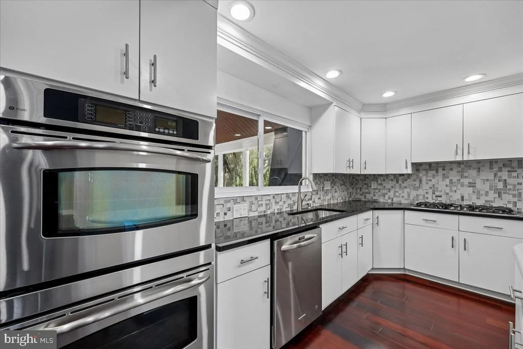 Photo of 6 CRESTVIEW COURT