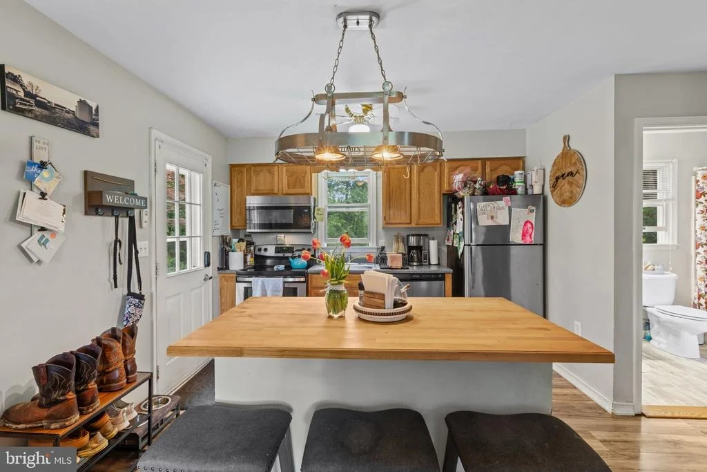 Photo of 1304 NAUGAHYDE ROAD