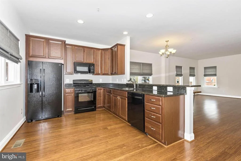 Photo of 40 6TH STREET W