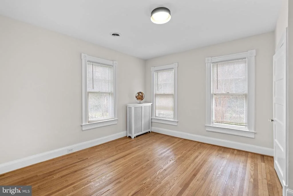 Photo of 702 DEEPDENE ROAD