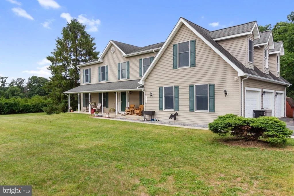 Photo of 2380 MOREAU DRIVE