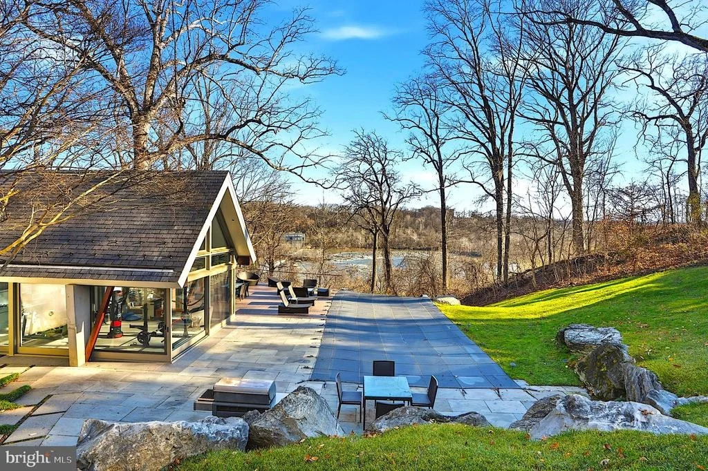 Photo of 1100 CREST LANE