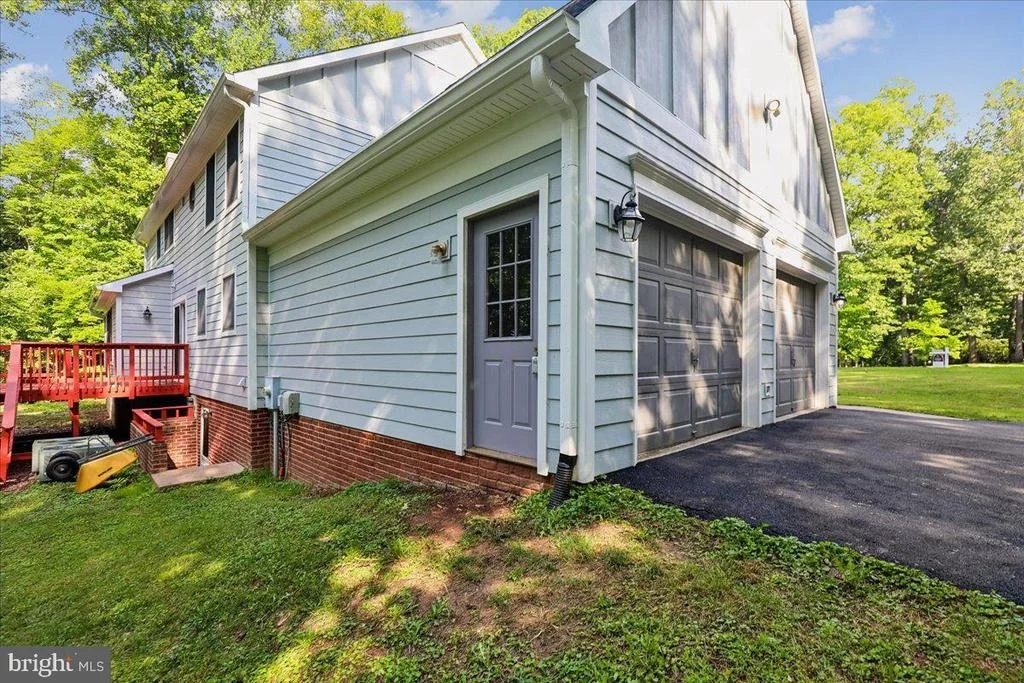 Photo of 8253 HONEYSUCKLE ROAD