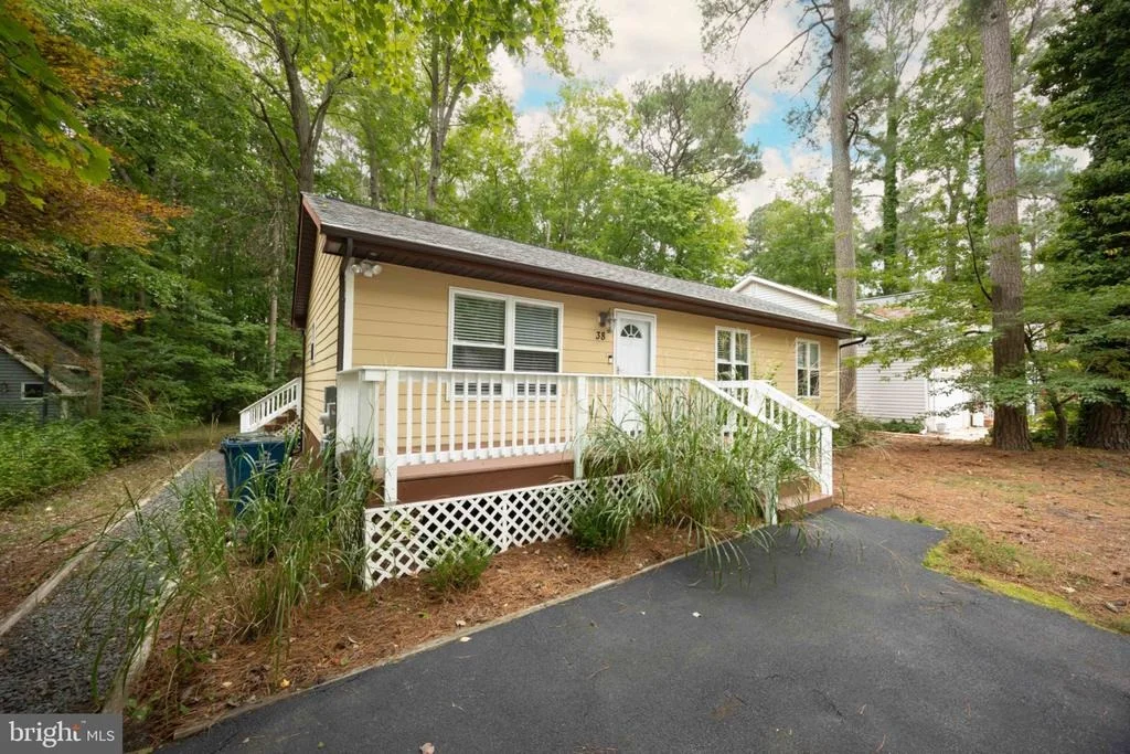 Photo of 38 FAIRWAY LANE