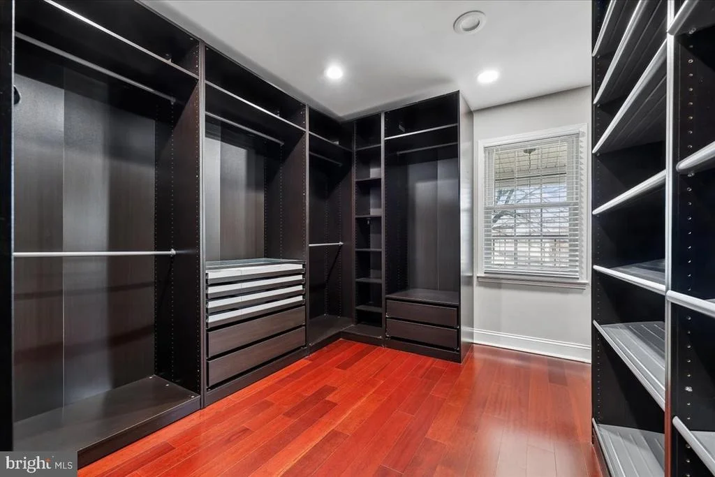 Photo of 6 CRESTVIEW COURT