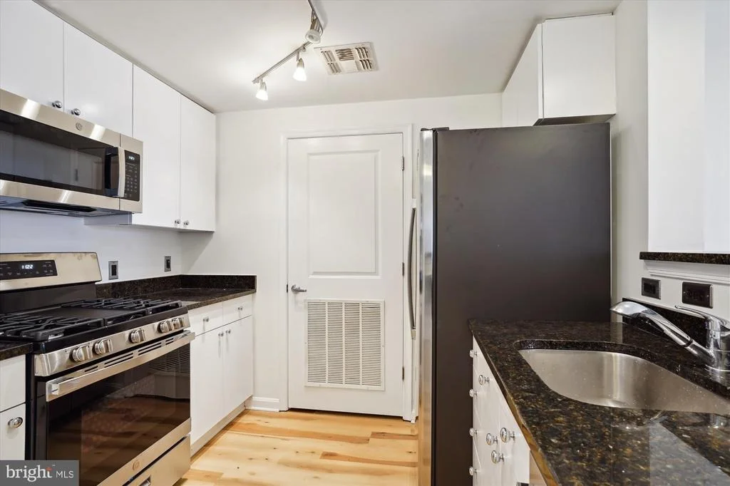 Photo of Unit 806 at 930 WAYNE AVENUE