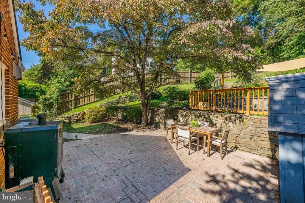 Photo of 403 WILLIAMSBURG DRIVE N