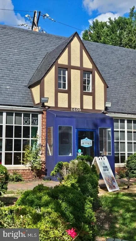Photo of 4462 MACARTHUR BOULEVARD NW