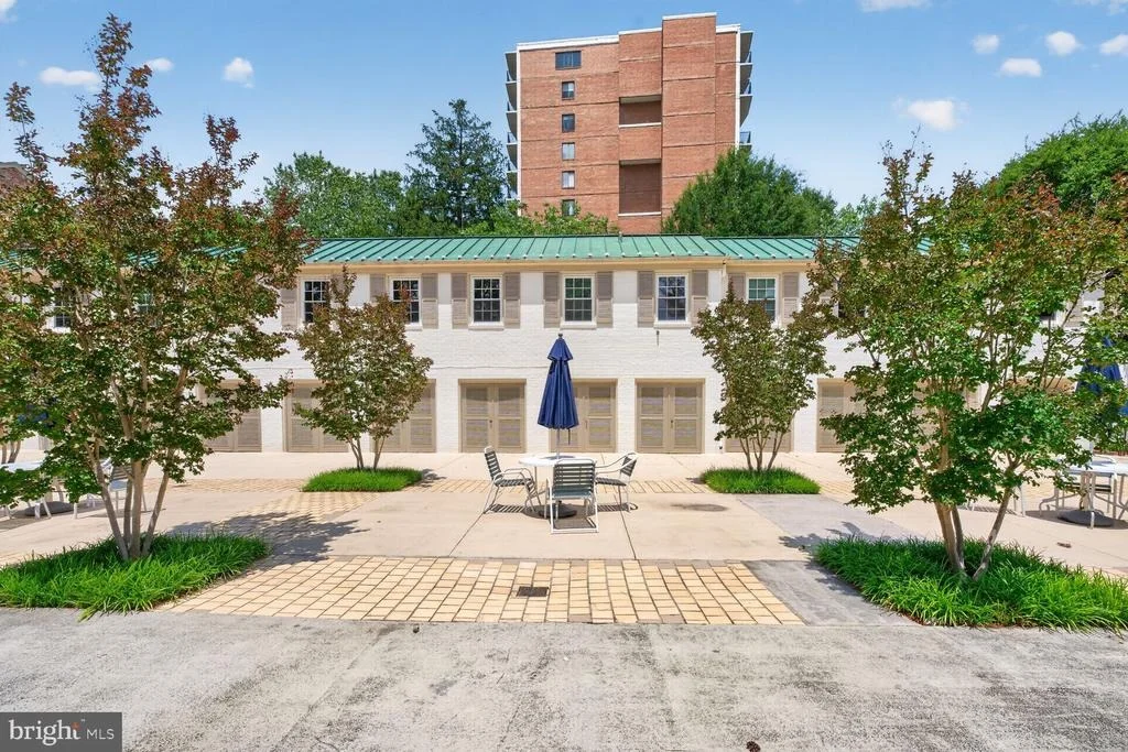 Photo of Unit D at 3271 SUTTON PLACE NW