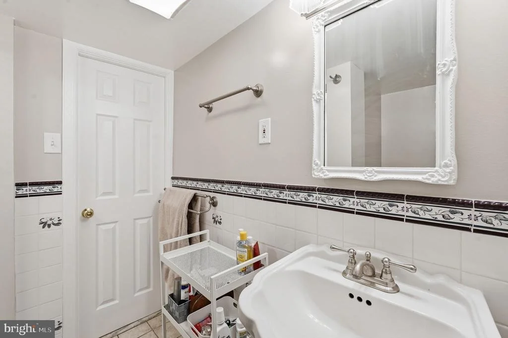 Photo of 5414 QUEENSBERRY AVENUE